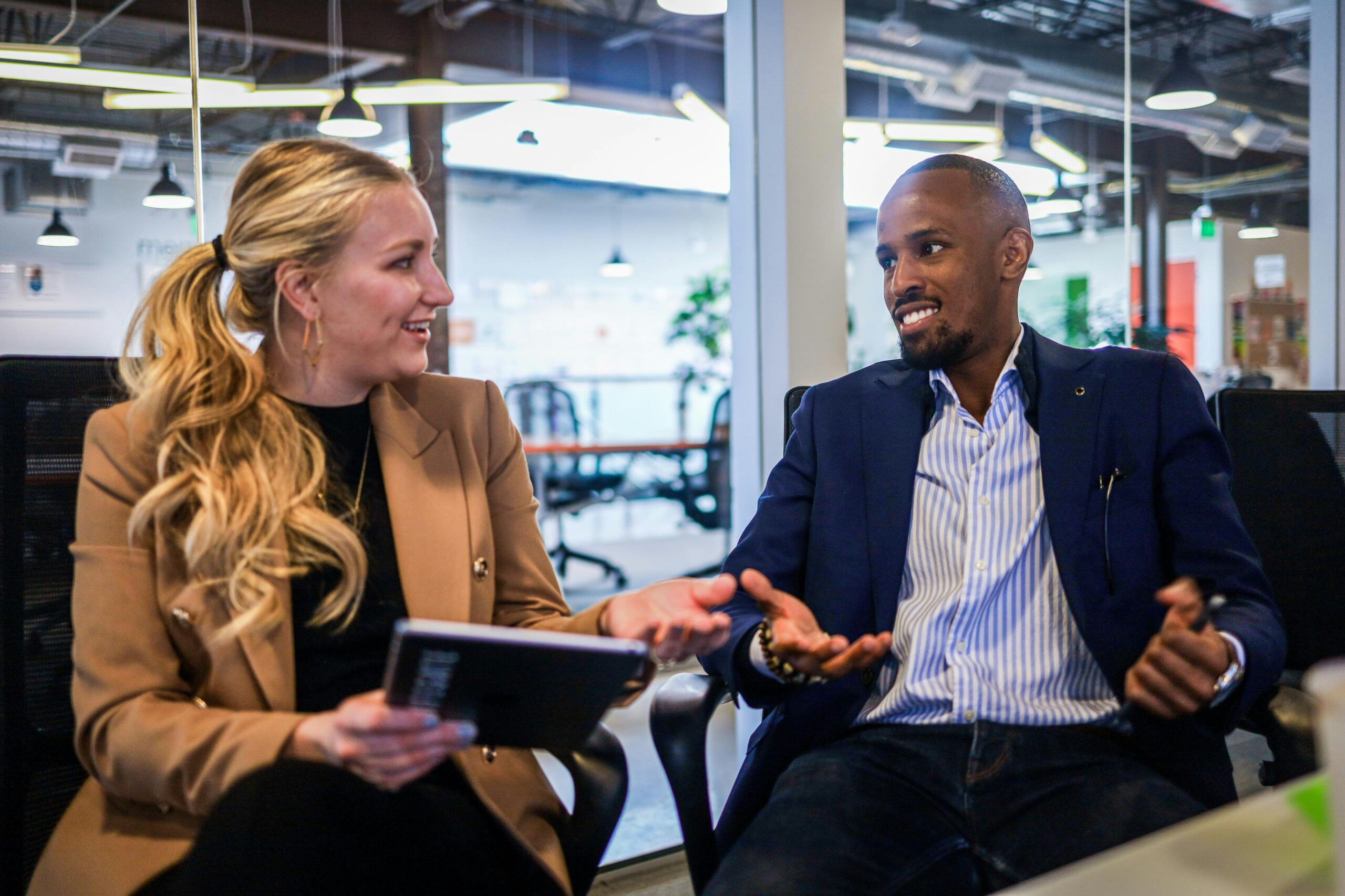 Récits inspirants de jeunes entrepreneurs à succès